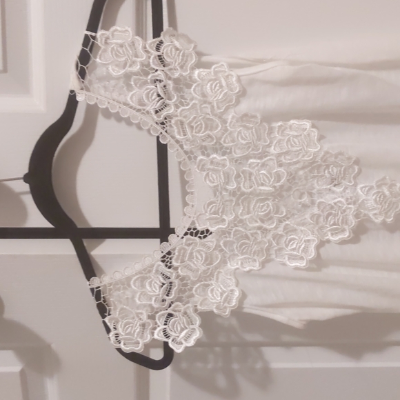 White floral back top - Picture 2 of 3